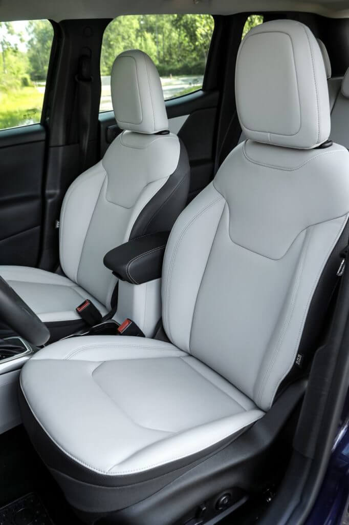 Nowy Jeep Renegede 2019 fotele