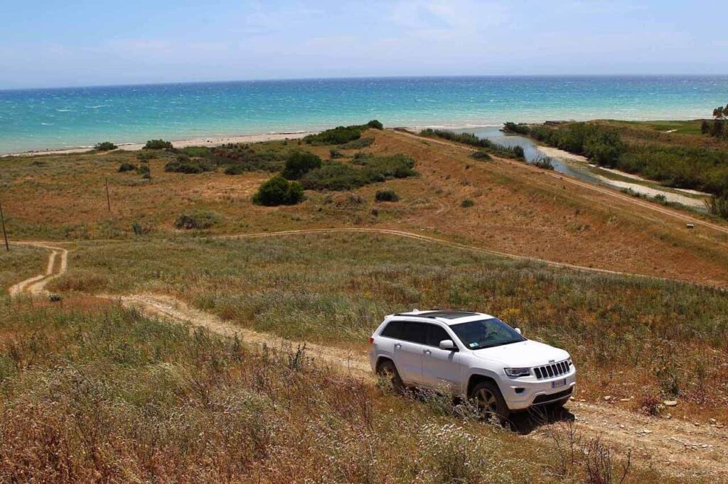 Jeep Granf Cherokee droga polna