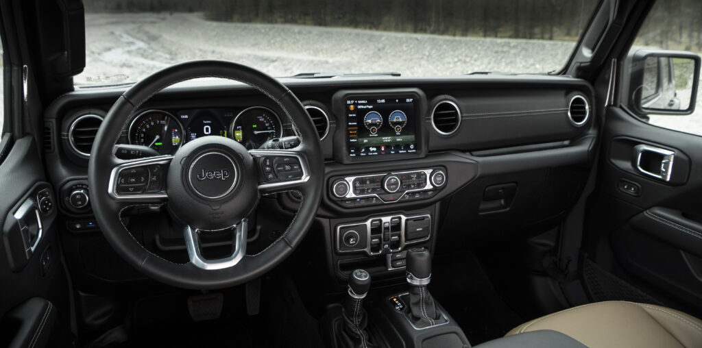 Wewnątrz Jeepw Wranglera 4xe